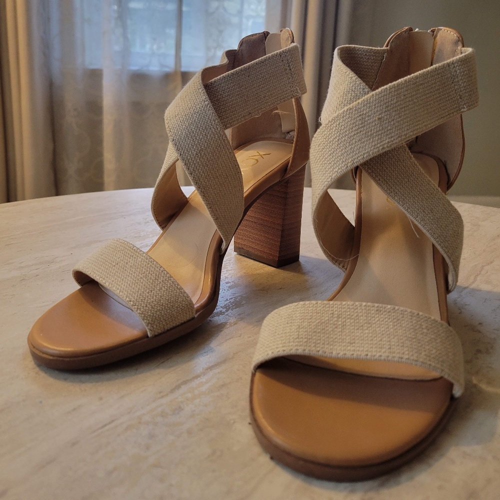 XOXO Velora Block Heel Sandal Size 7
